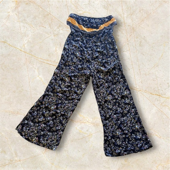 Floral Wide-Leg Pants with Yellow Trim MUDD STRAPPLES BLACK FLORAL JUMPSUIT - Picture 2 of 16